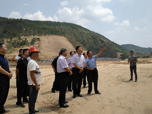 延安市常務副市長馬宏玉蒞臨礦建二公司車村項目部現(xiàn)場指導工作