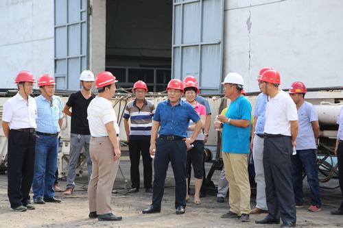 建設(shè)集團(tuán)副總經(jīng)理王明智蒞臨孟村井架安裝現(xiàn)場指導(dǎo)工作
