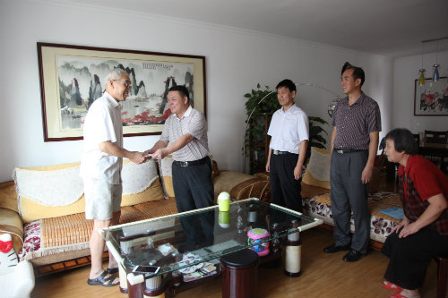 建設集團公司領導走訪慰問困難黨員