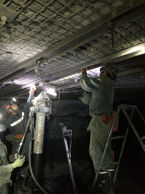 天工公司瑞能礦建項目部113運輸順槽順利貫通