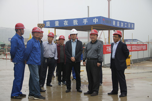 陜煤集團(tuán)總經(jīng)理助理、建設(shè)集團(tuán)聯(lián)合黨委書記、董事長寧興剛一行蒞臨天工公司陜煤研究院西安總部工地視察指導(dǎo)工作