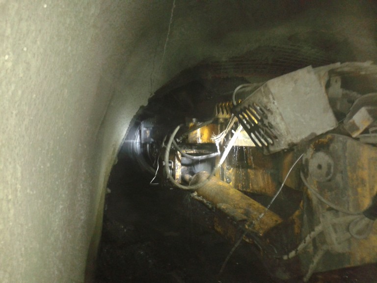 礦建三公司雙龍項(xiàng)目部西翼運(yùn)輸巷與1#聯(lián)巷順利貫通