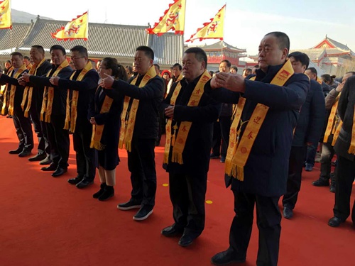 寧興剛董事長(zhǎng)一行赴潼關(guān)古城參加迎春鳴鐘祈?；顒?dòng)