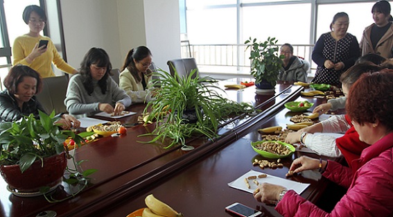 流光溢彩，情暖三?八