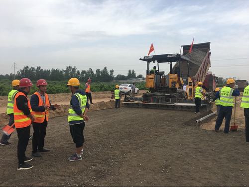 G242大荔過境段公路建設(shè)工程順利完成水穩(wěn)底基層試驗(yàn)段攤鋪施工