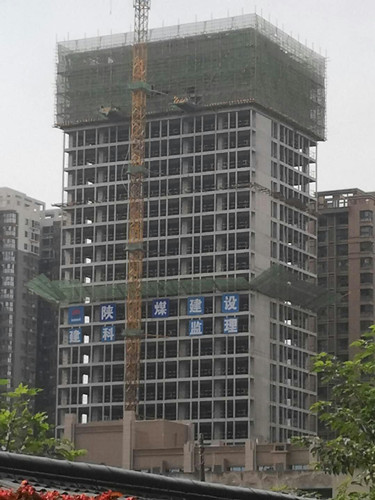 陜煤建設(shè)天工公司雅荷項(xiàng)目部奮力沖刺雅荷中央廣場(chǎng)1、2#樓封頂