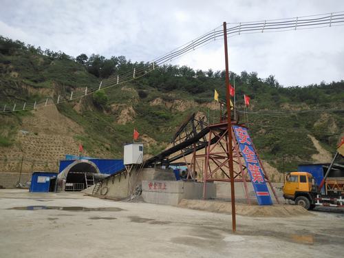 陜煤建設(shè)礦建二公司車村項(xiàng)目部主斜井成功穿過(guò)3-2煤層