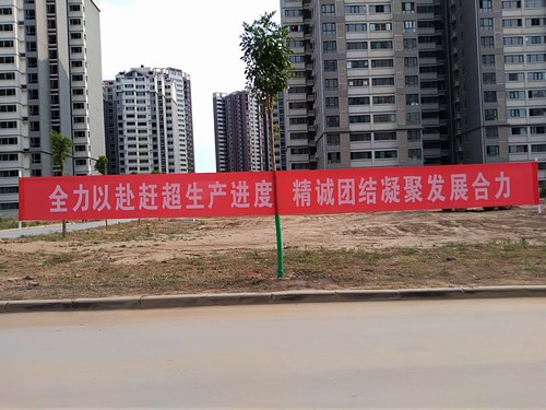 冒高溫 戰(zhàn)酷暑，他們始終在堅(jiān)守