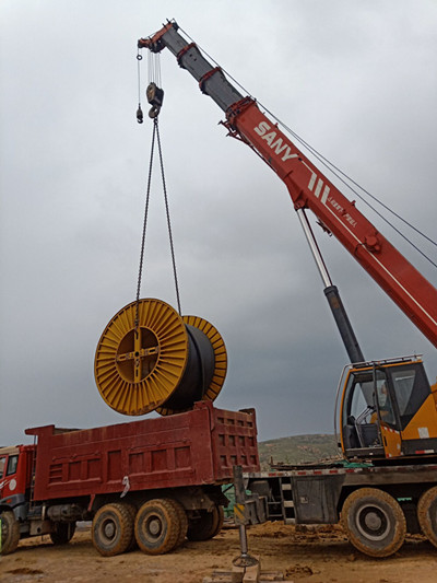陜煤建設(shè)機(jī)電安裝公司承建的沙梁礦主斜井高壓動(dòng)力電纜敷設(shè)順利完成