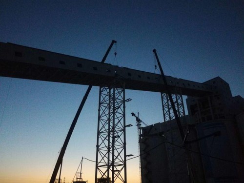 陜煤建設中煤公司:曹家灘礦業(yè)4#驅(qū)動機房至塊煤倉帶式輸送機棧橋鋼桁架吊裝作業(yè)圓滿結(jié)束