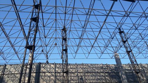 陜煤建設(shè)韓城分公司安裝六項目部桑樹坪煤礦儲煤場 網(wǎng)架封閉工程按期封頂受好評