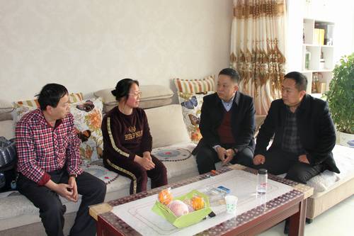 陜煤建設(shè)銅煤公司領(lǐng)導(dǎo)走訪慰問(wèn)困難職工
