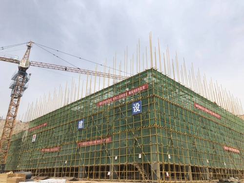 陜煤建設(shè)銅煤公司承建的年產(chǎn)20萬噸固廢預(yù)處理項(xiàng)目(一期)預(yù)處理車間主體結(jié)構(gòu)封頂