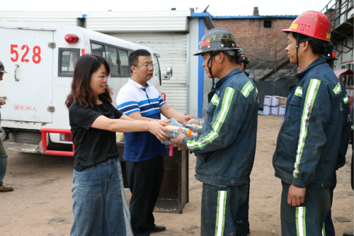 清涼送一線 關(guān)懷潤心田