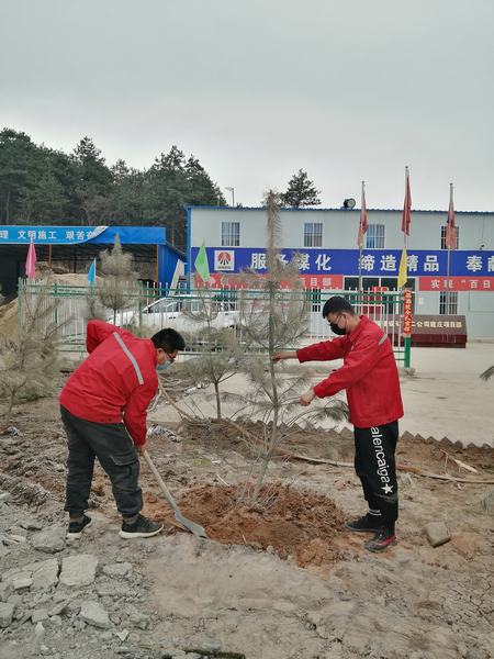 陜煤建設(shè)礦建二公司建莊項(xiàng)目部開(kāi)展“植樹(shù)抗疫、青年先行”植樹(shù)活動(dòng)