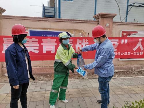 學(xué)雷鋒、展風(fēng)采，爭做最美青年“戰(zhàn)疫人”