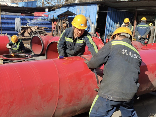 陜煤建設(shè)機(jī)電安裝公司彬長項(xiàng)目部全力以赴打好管路安裝“攻堅(jiān)戰(zhàn)”