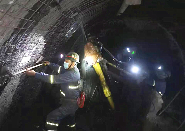 陜煤建設(shè)礦建三公司：貫通啦！雙龍項目部二盤區(qū)運(yùn)輸大巷與10#聯(lián)巷“牽手”成功
