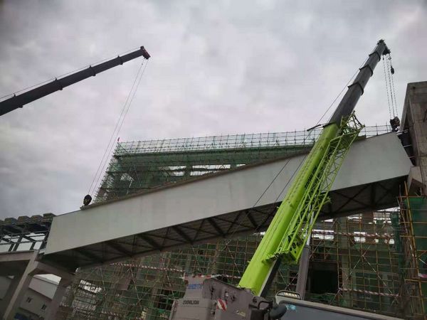 陜煤建設(shè)天工公司土建十二部施工的儲(chǔ)煤場(chǎng)4榀棧橋一次性吊裝成功