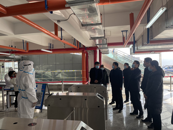 彬州市委書記王宏志、市長陳加寶一行蒞臨銀西高鐵彬州東站前廣場項目指導(dǎo)疫情防控工作