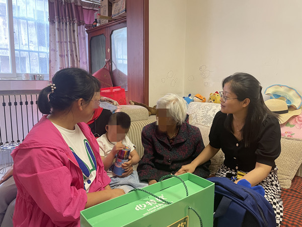 慰問(wèn)留守兒童 真情灑滿(mǎn)人間