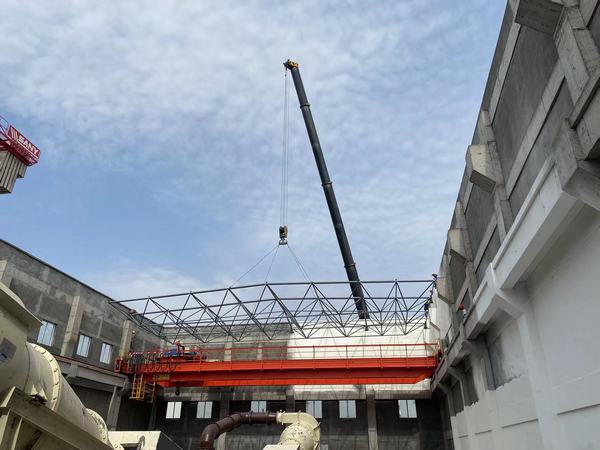 陜煤建設(shè)韓城分公司檸條塔礦井選煤廠二號(hào)主廠房工程鋼網(wǎng)架吊裝順利完成