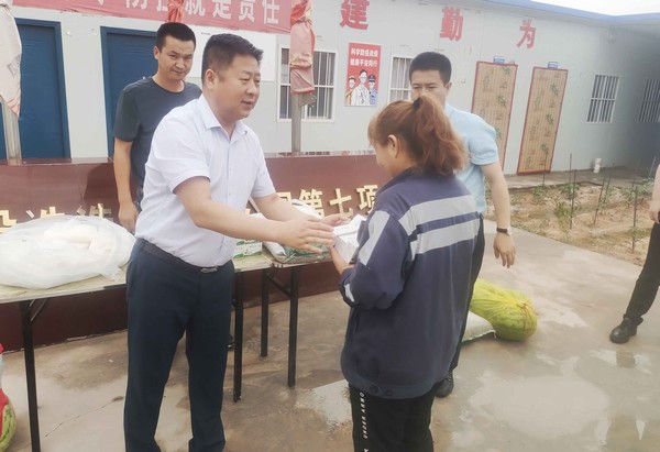 趙敬凱深入一線開展“送清涼”慰問活動