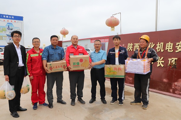 情系一線鼓干勁   月滿中秋不孤單