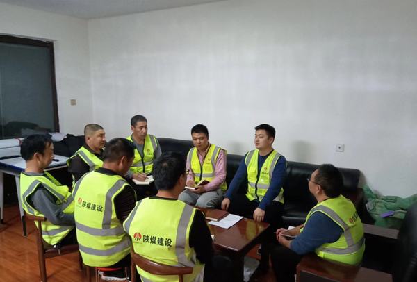 陜煤建設(shè)銅煤公司第七項(xiàng)目部開展“黨史在心中 永遠(yuǎn)跟黨走”主題討論活動(dòng)