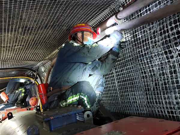 為堅(jiān)守崗位的機(jī)電安裝人點(diǎn)贊!