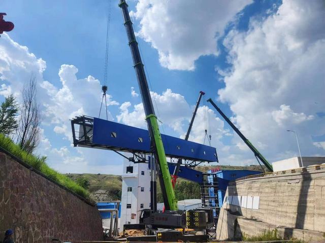 陜煤建設韓城分公司承建的煤矸石注漿充填綜合治理項目轉載點至制漿車間2#棧橋順利完成吊裝