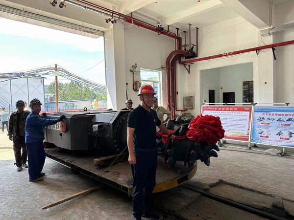 陜煤建設(shè)礦建二公司王峰項(xiàng)目部第三臺(tái)硬巖綜掘機(jī)順利入井