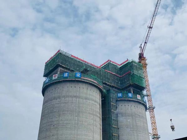 陜煤建設(shè)天工公司承建的胡家河（孟村）煤炭鐵路專用線改擴(kuò)建項(xiàng)目?jī)?chǔ)煤倉(cāng)工程順利封頂