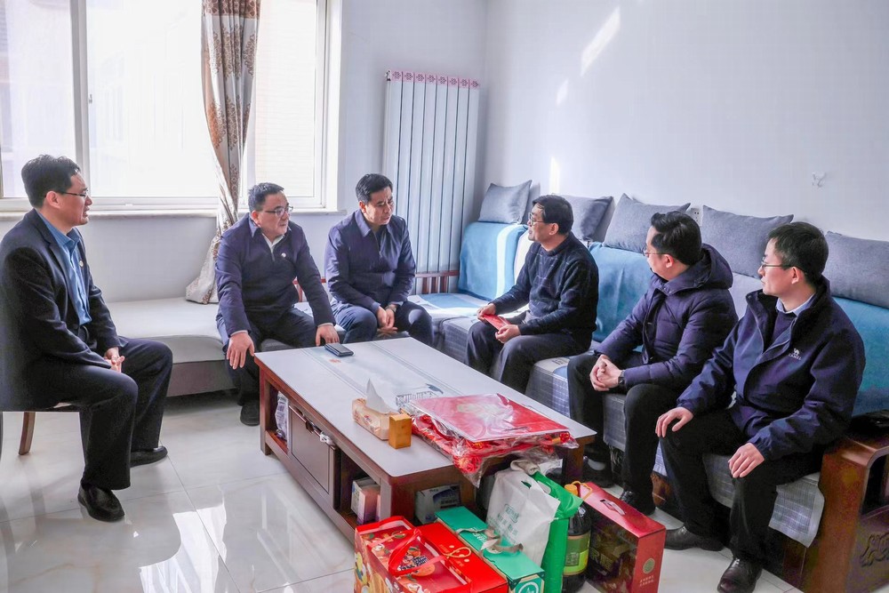 陜煤集團(tuán)副總經(jīng)理宋召軍走訪慰問(wèn)建設(shè)集團(tuán)困難職工