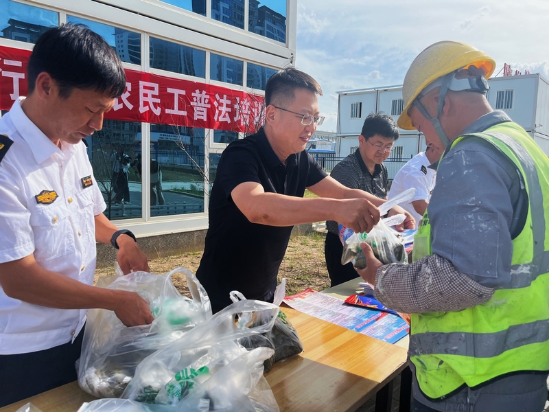 陜煤建設榆林公司第六項目部：端午送關懷 普法助維權