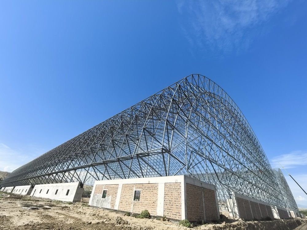 陜煤建設(shè)天工公司承建的伊寧市煤炭?jī)?chǔ)運(yùn)中心基地建設(shè)項(xiàng)目1#、2#儲(chǔ)煤棚順利合攏